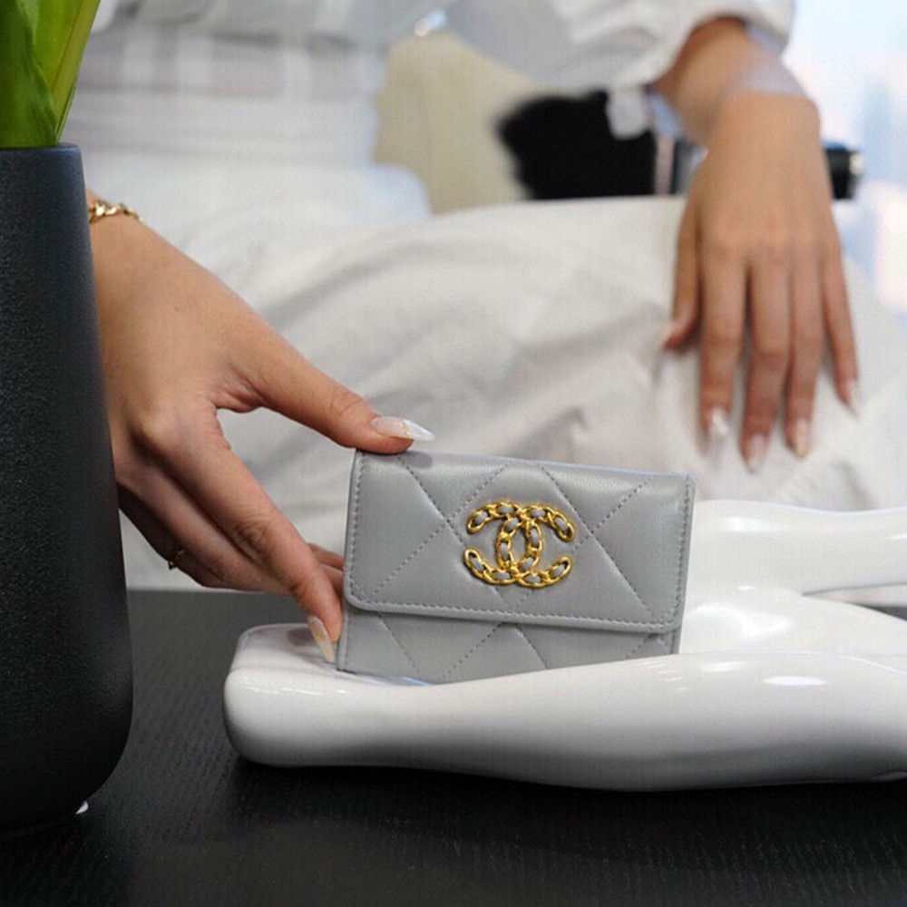 샤넬 19 플랩 카드지갑 램스킨 금장 소라 AP1790