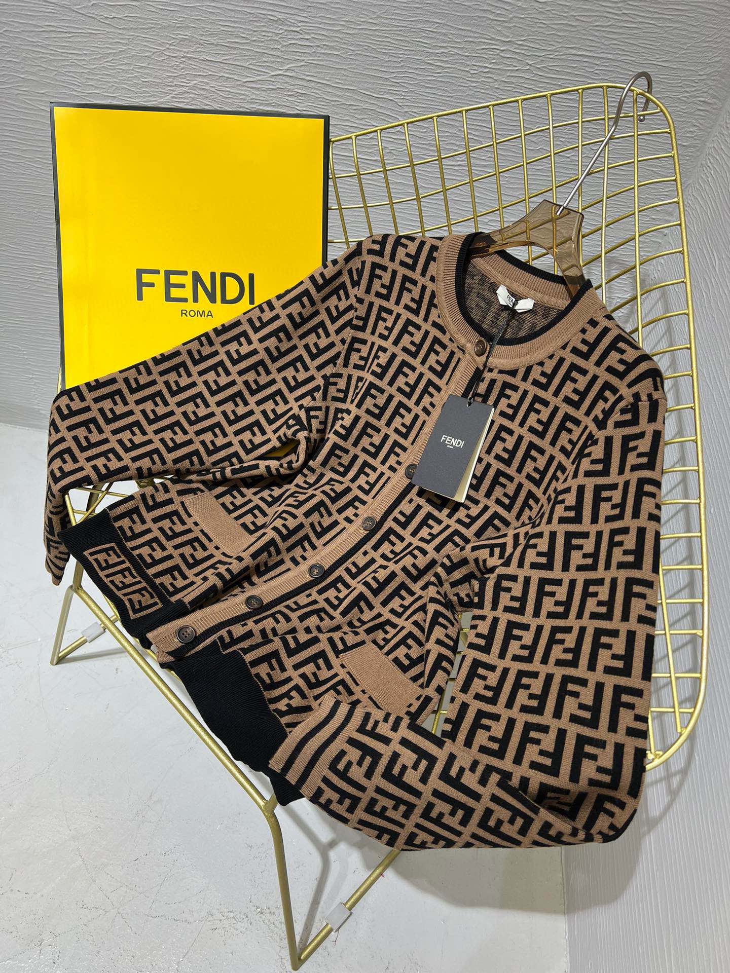 펜디 니트 가디건