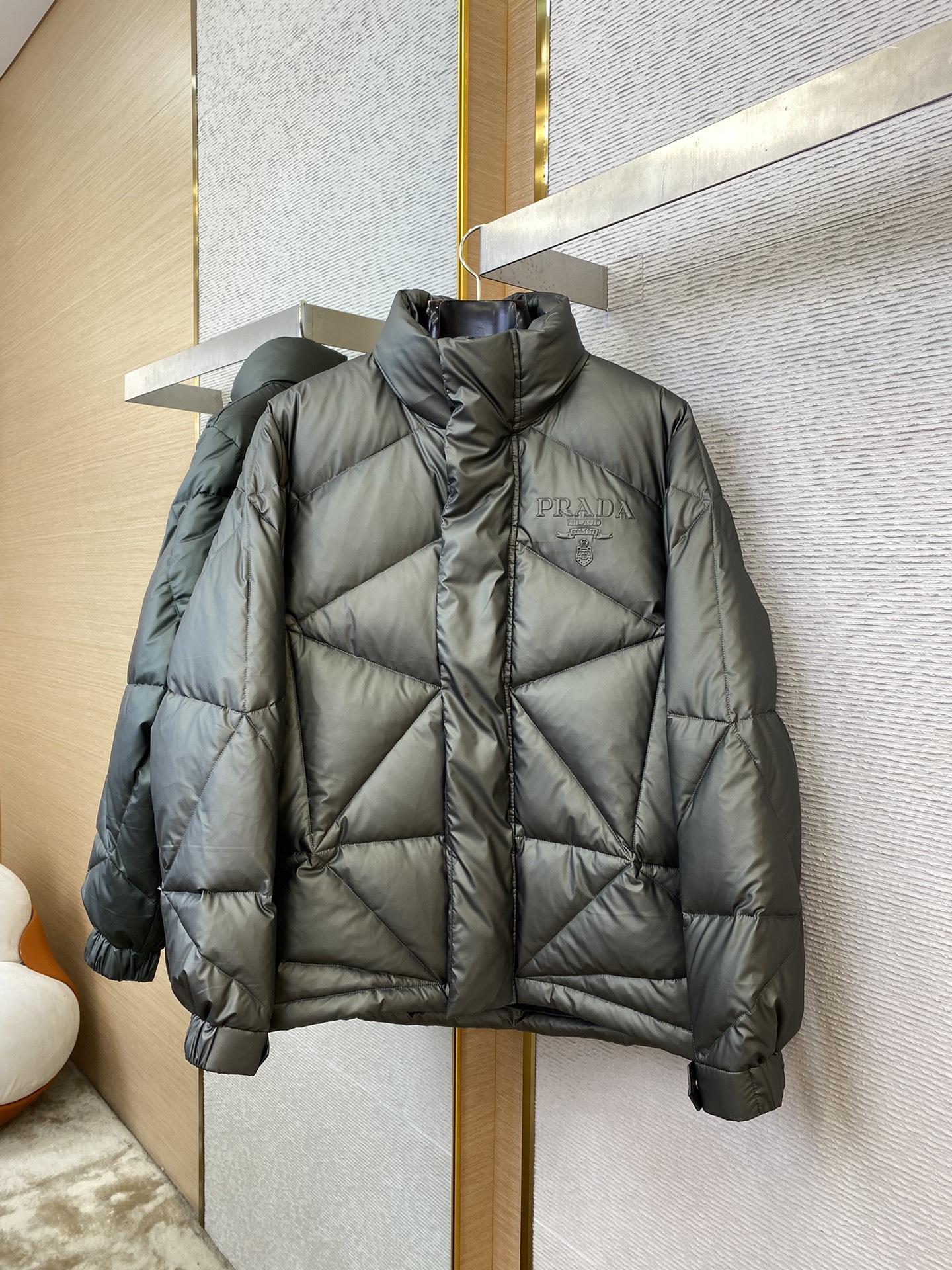 프라다 패딩 3가지 컬러 (블랙,화이트,카키)