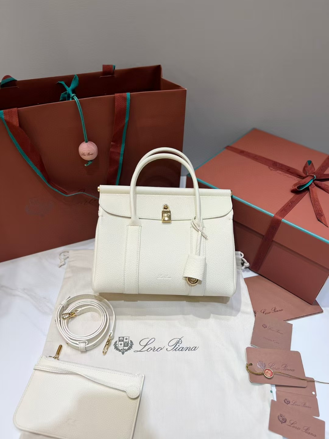 로로피아나 룸 백 L25 위스퍼 화이트