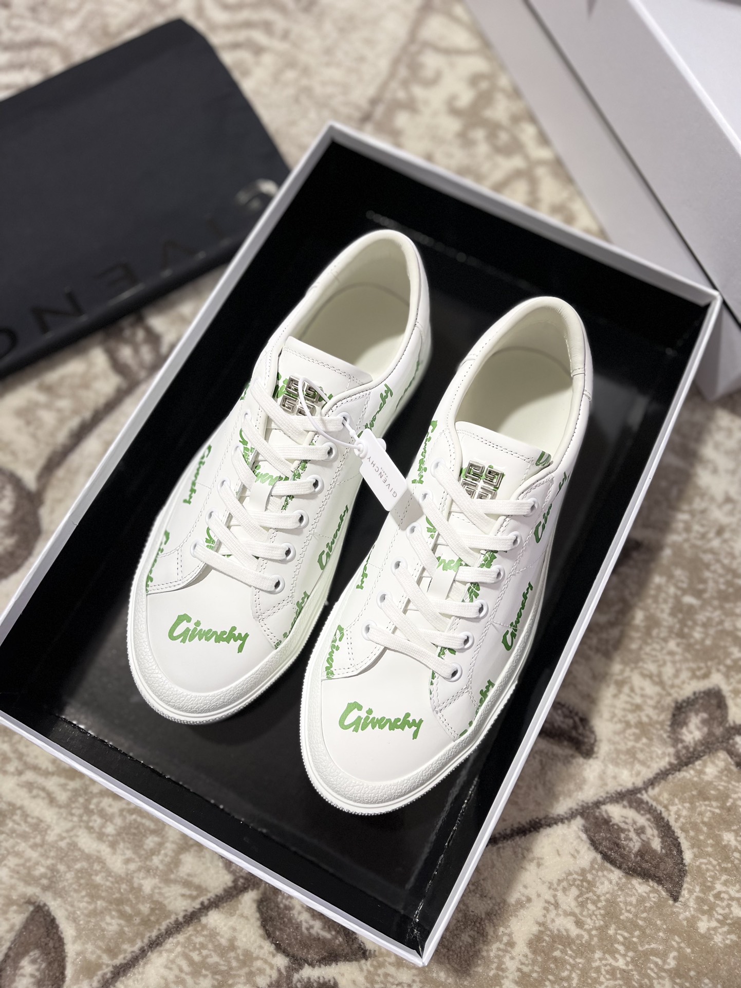 지방시 스니커즈