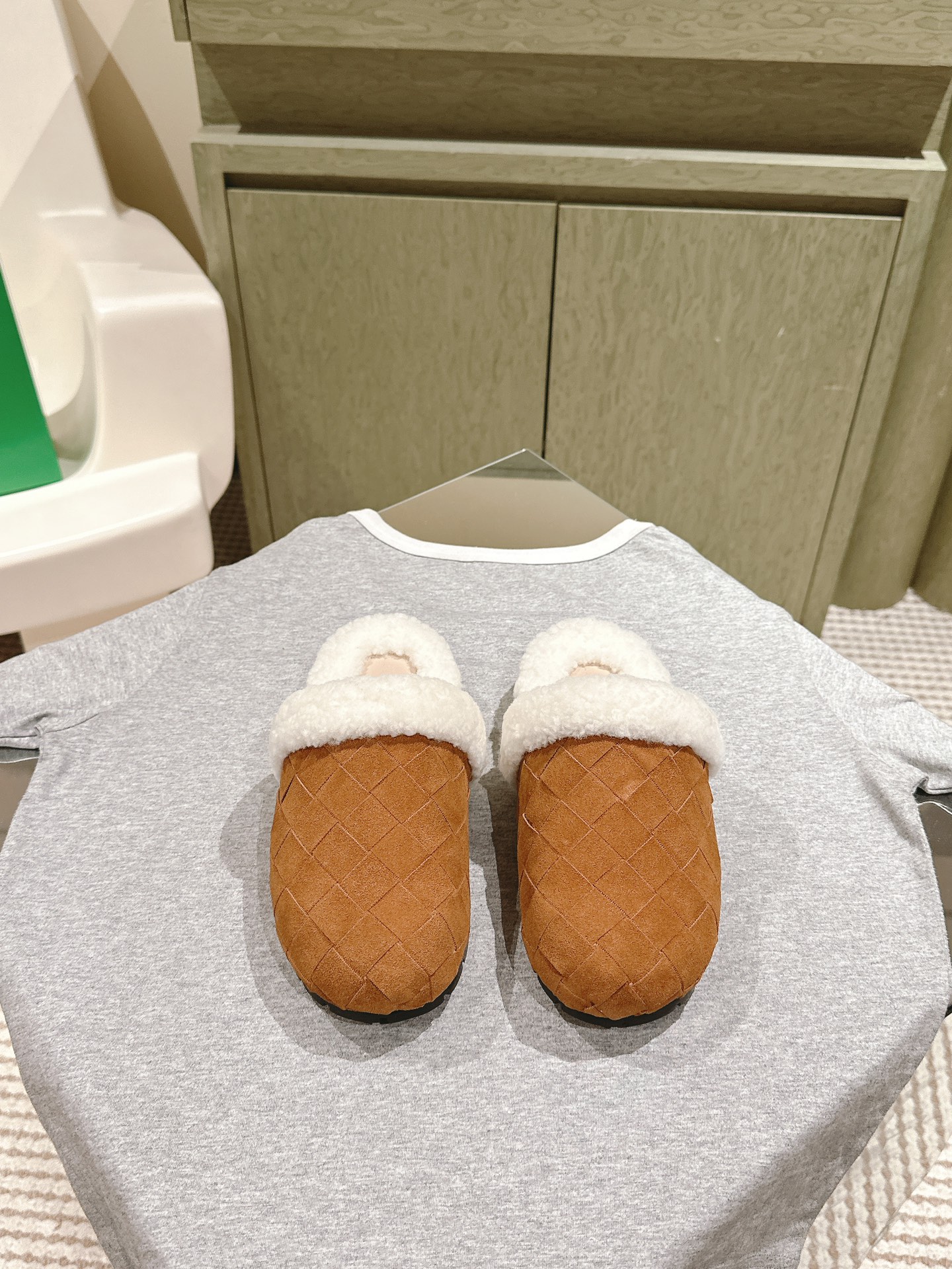 보테가베네타 REGGIE 인트레치아토 스웨이드 시어링 블로퍼