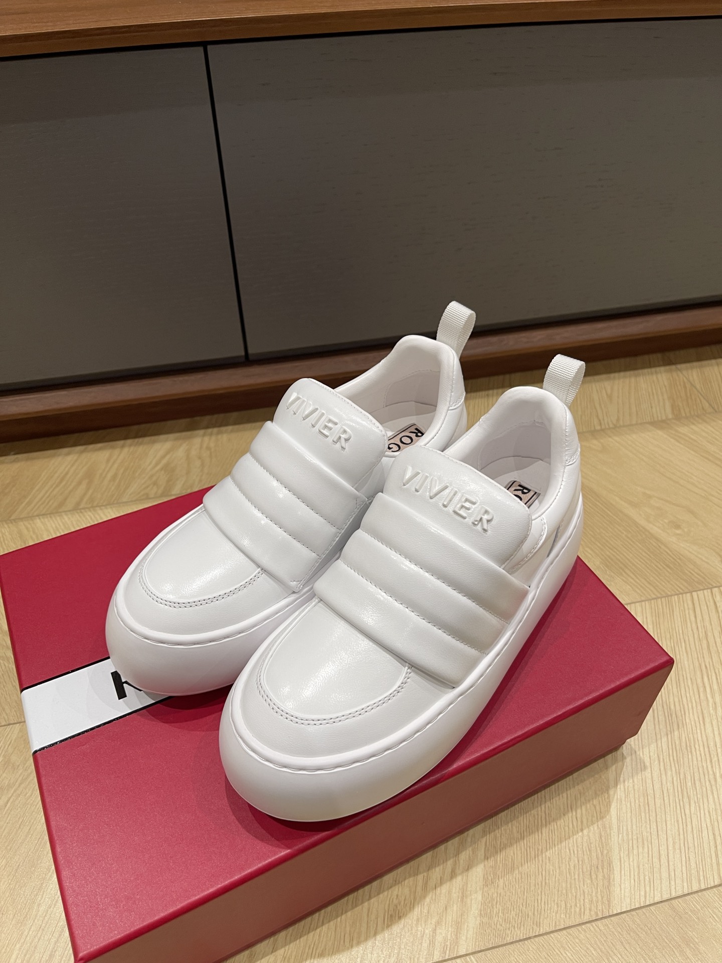 로저비비에 운동화