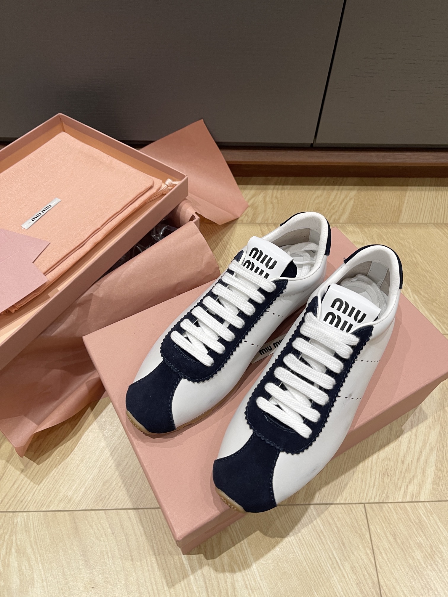 미우미우 스니커즈