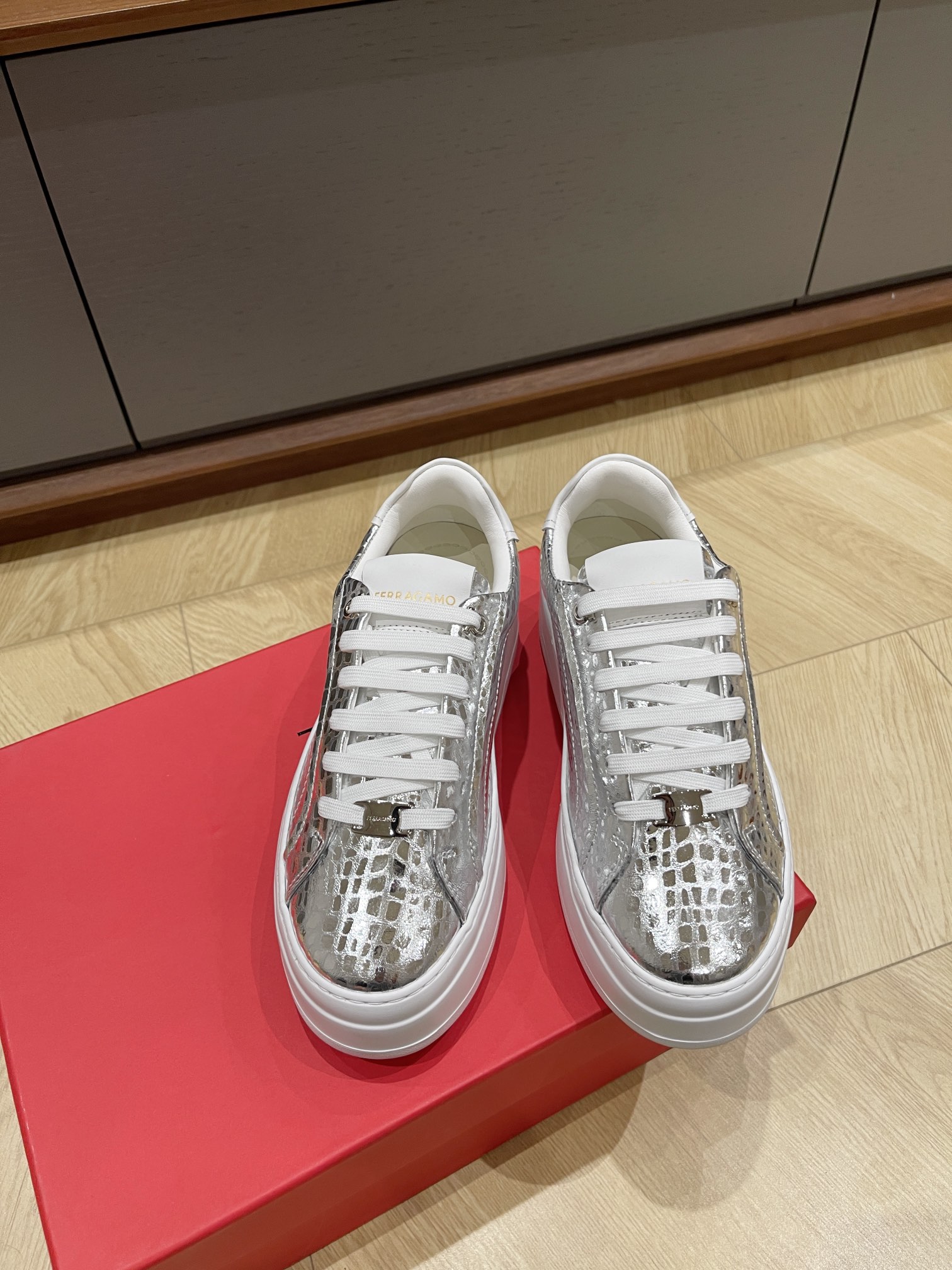 페레가모 스니커즈