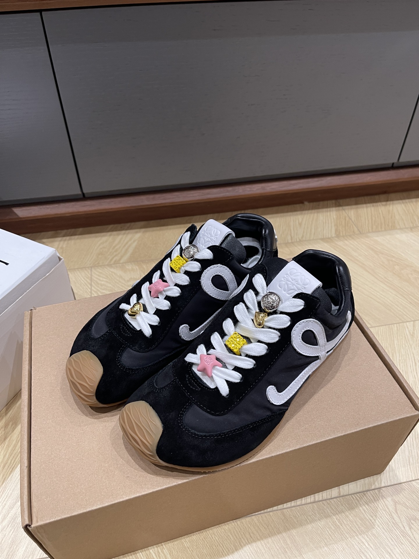 로에베 스니커즈