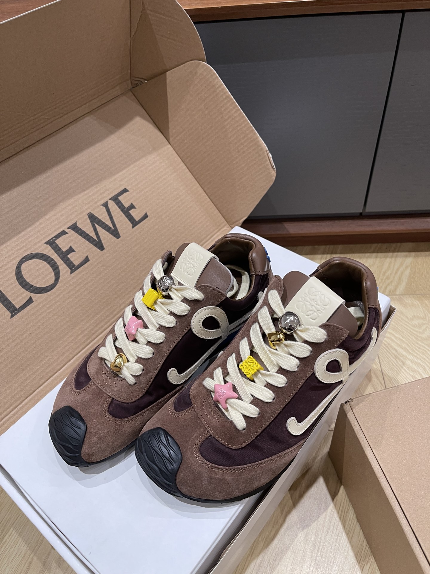 로에베 스니커즈