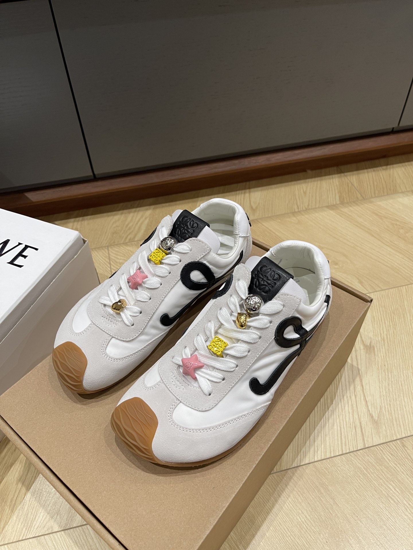 로에베 스니커즈