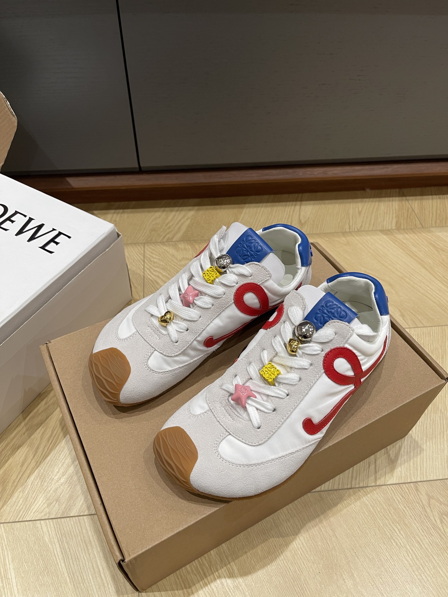 로에베 스니커즈