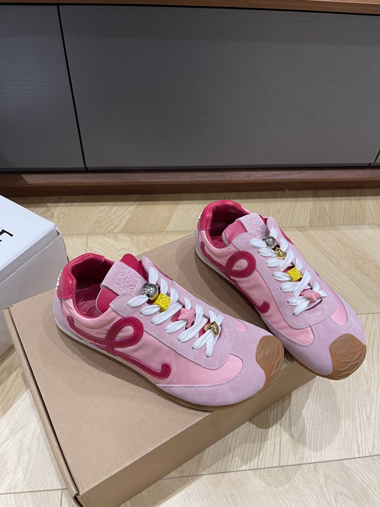 로에베 스니커즈