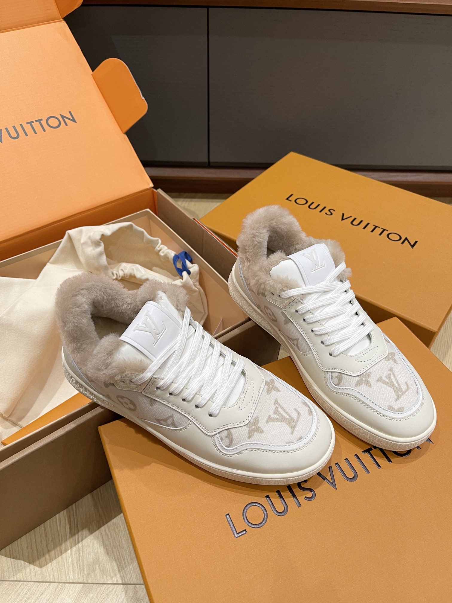 루이비통 털운동화