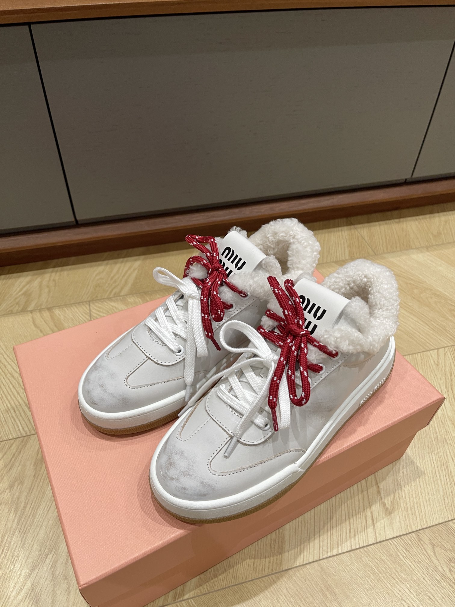 미우미우 운동화