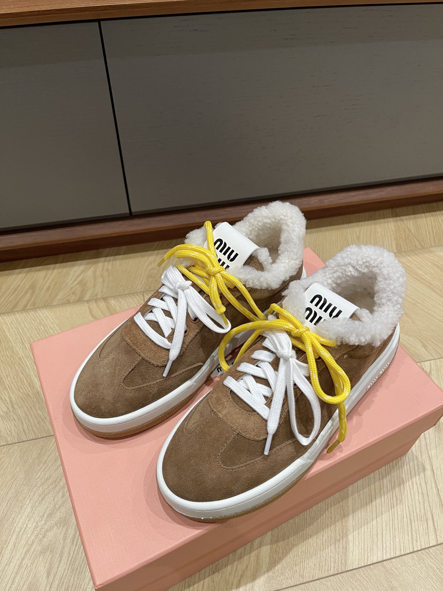 미우미우 운동화