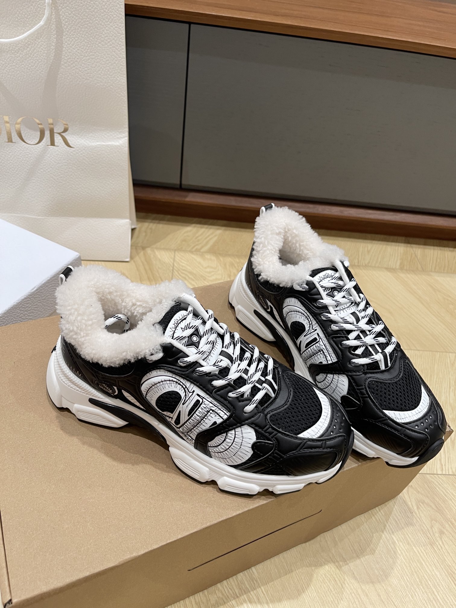 디올 털운동화
