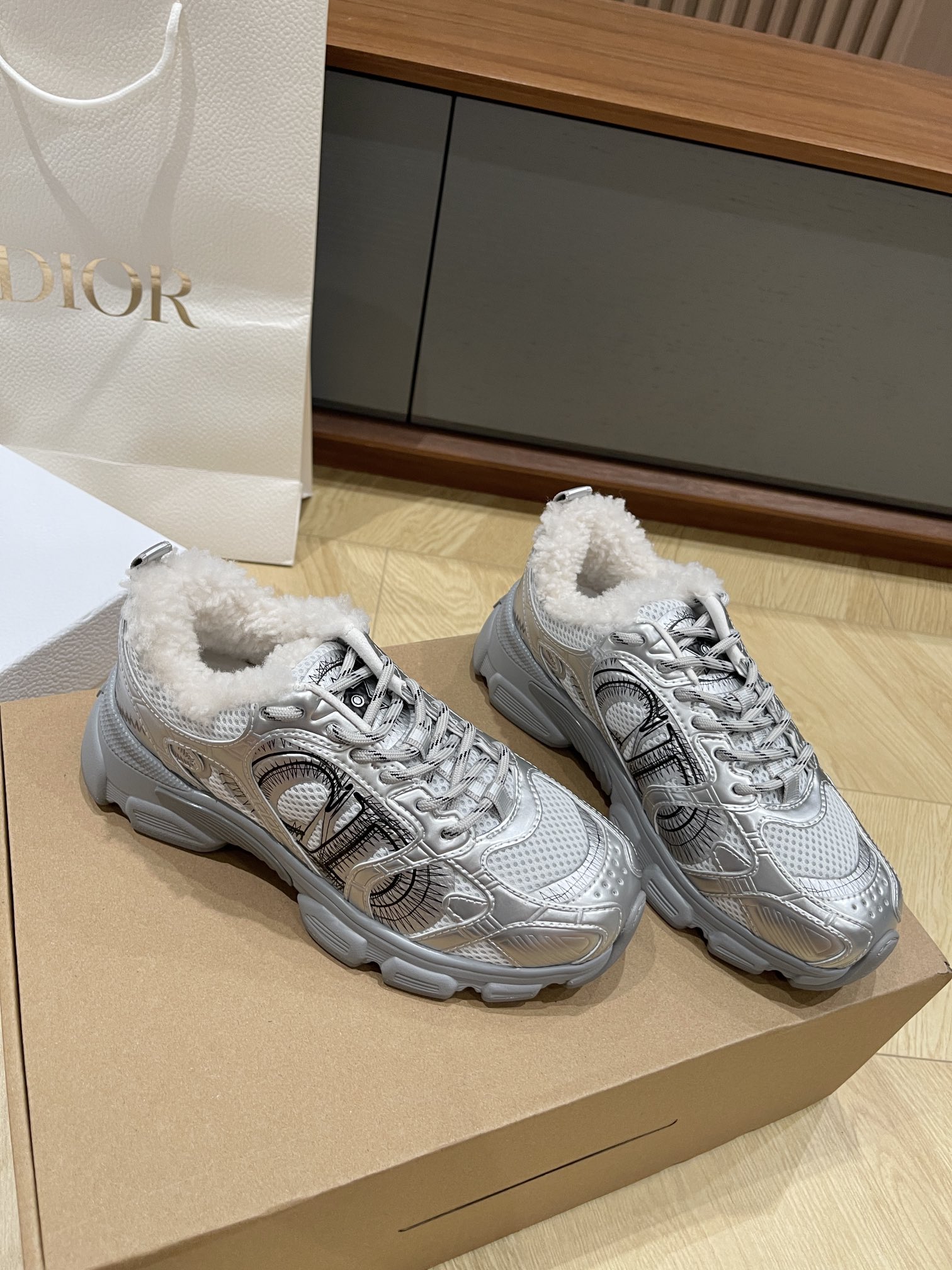 디올 털운동화