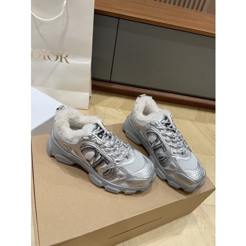 디올 털운동화