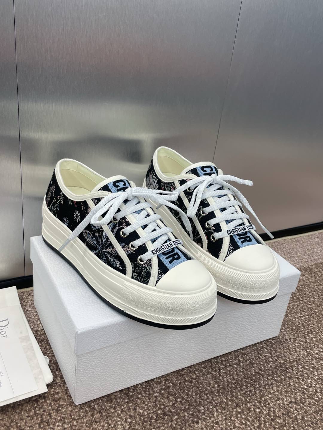 디올 스니커즈