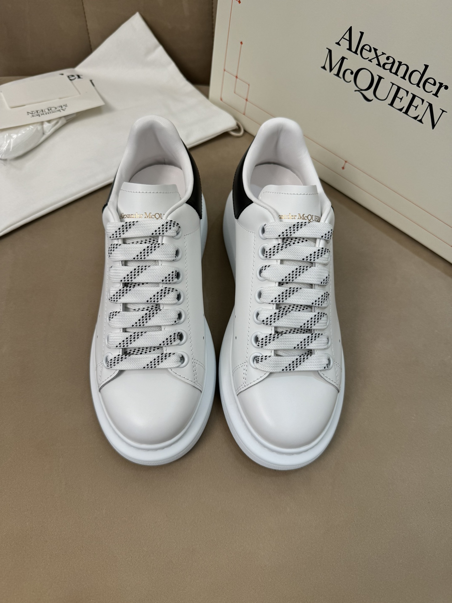 알렉산더맥퀸 스니커즈