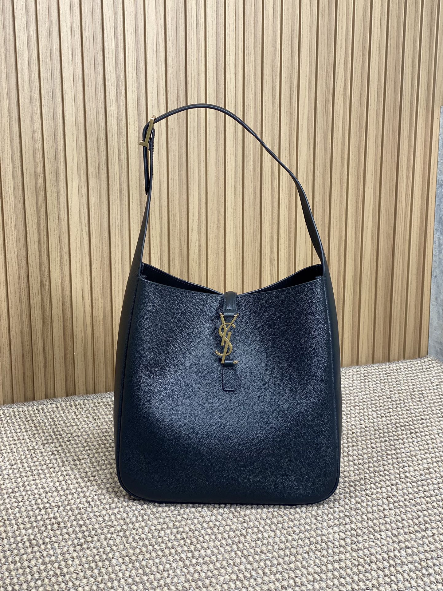 생로랑 생로랑 LE 5 A 7 라지 호보백 753837