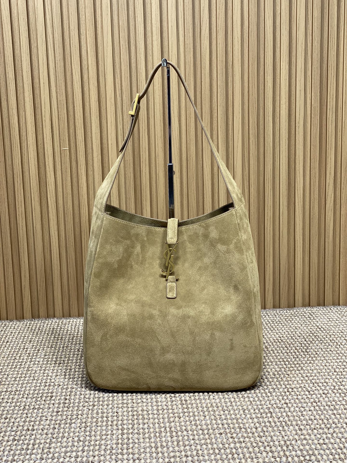 생로랑 생로랑 LE 5 A 7 라지 호보백 753837