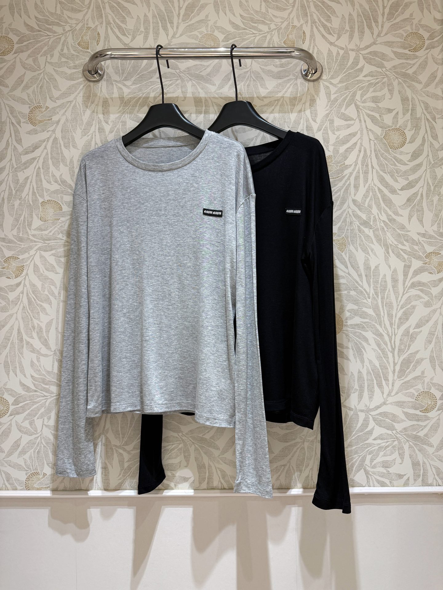 미우미우 긴팔티