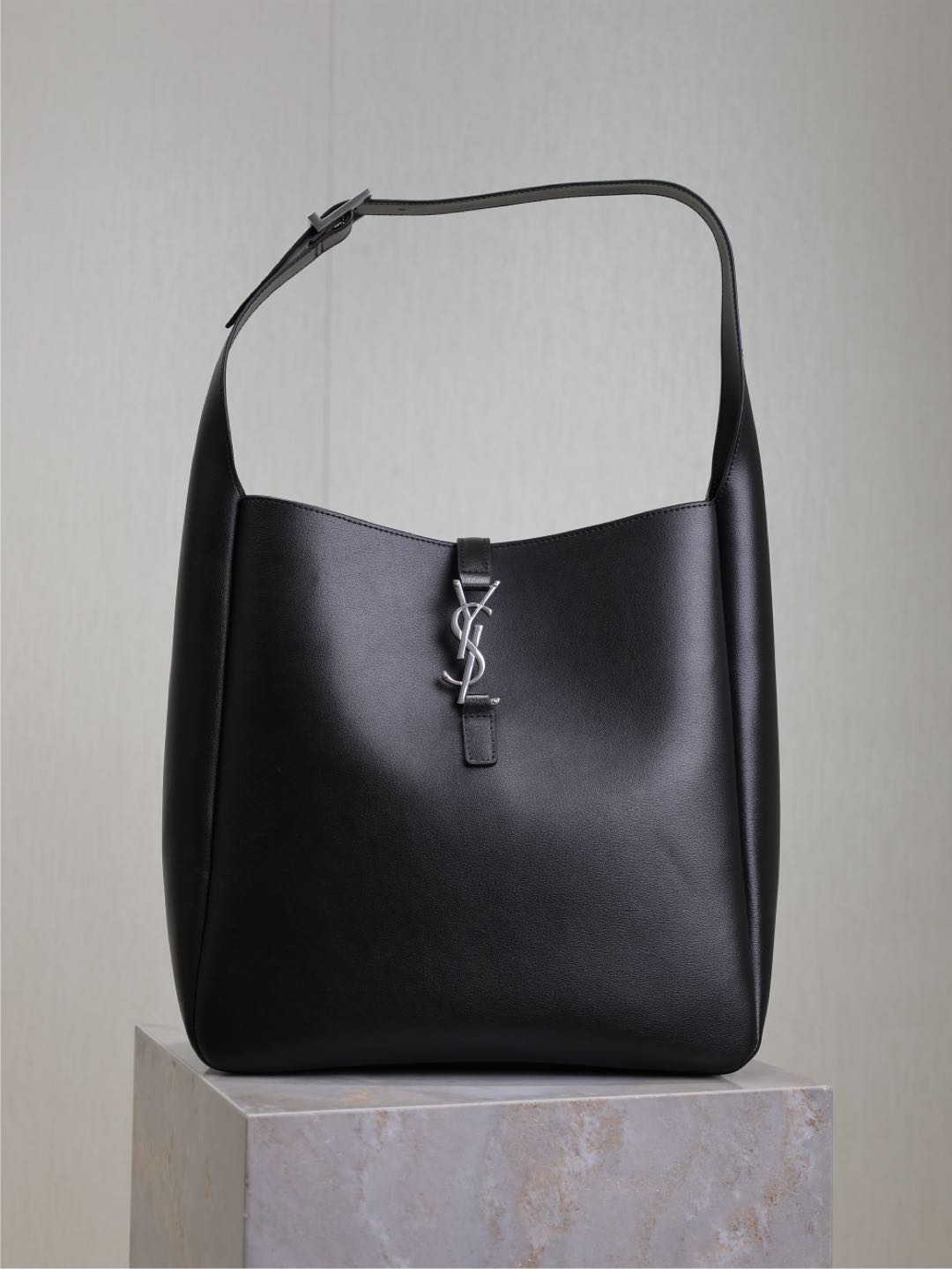 생로랑 생로랑 LE 5 A 7 라지 호보백 753837