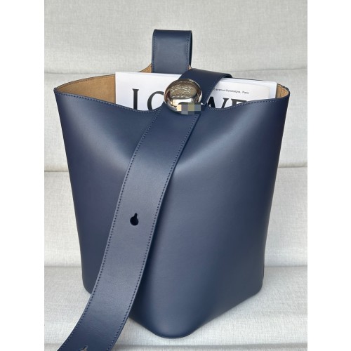 로에베 멜로우 카프스킨 미디엄 페블 버킷 백