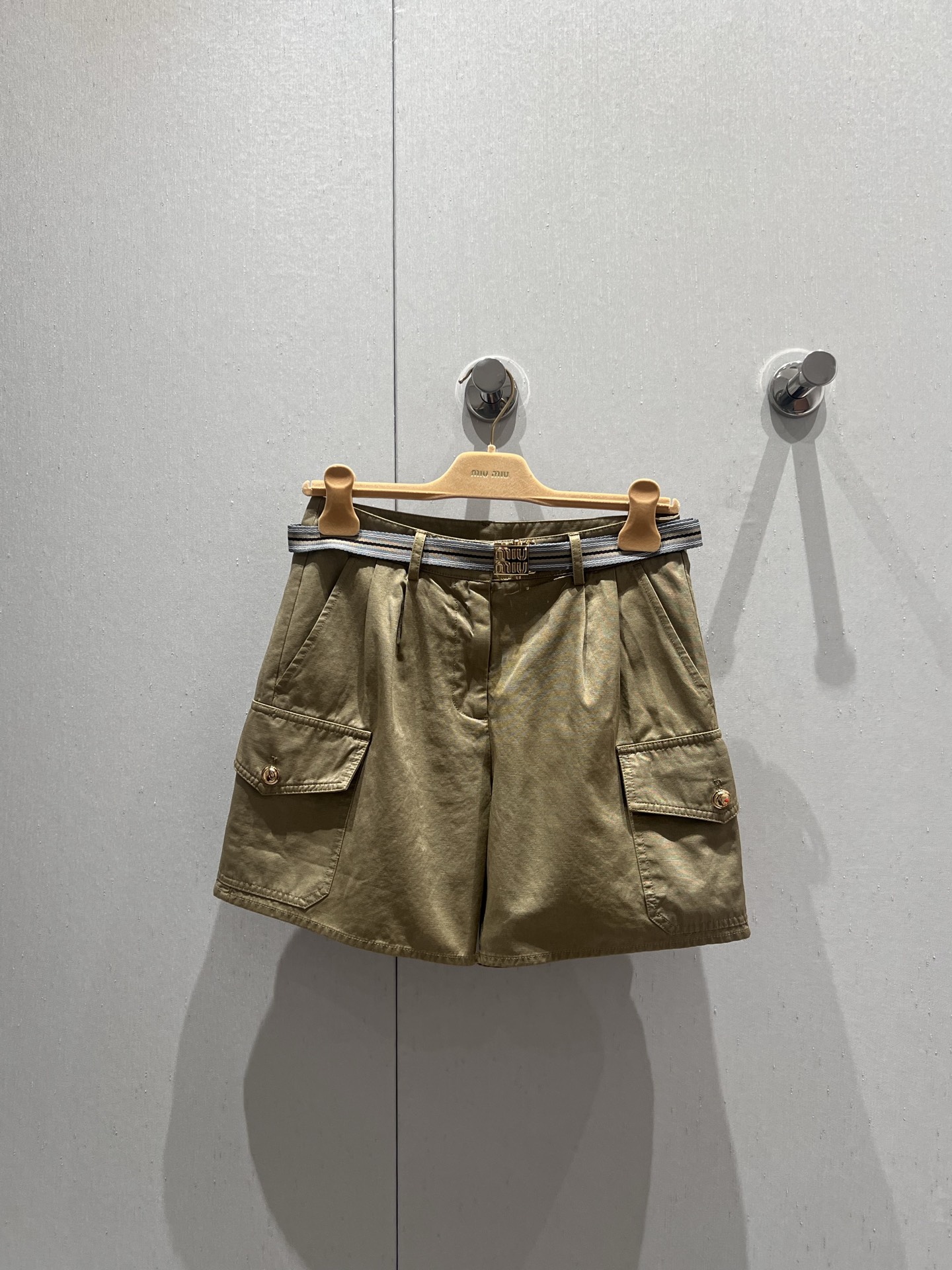 미우미우 워크 반바지