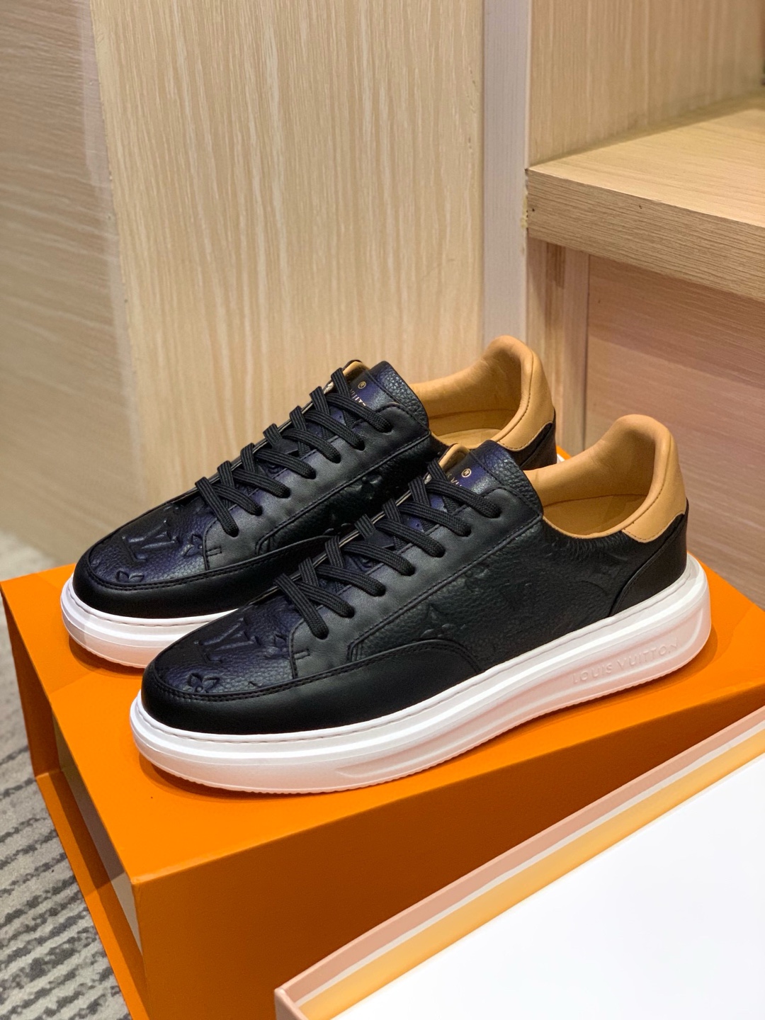 루이비통 비버리힐스 스니커즈 2가지 색상