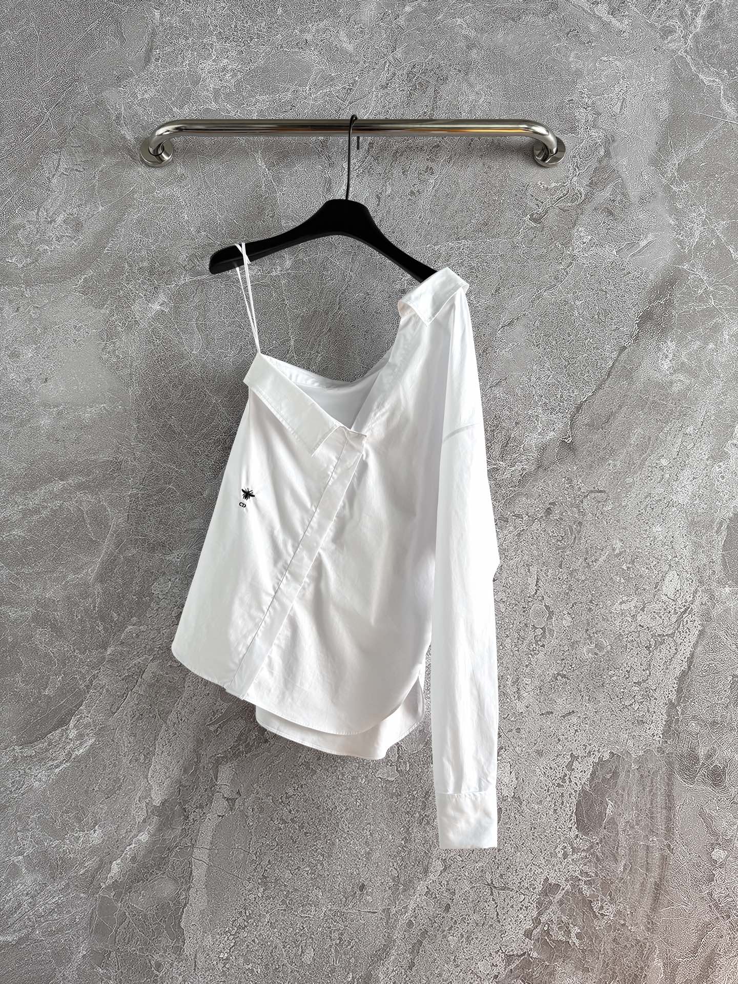 디올 오프숄더 셔츠