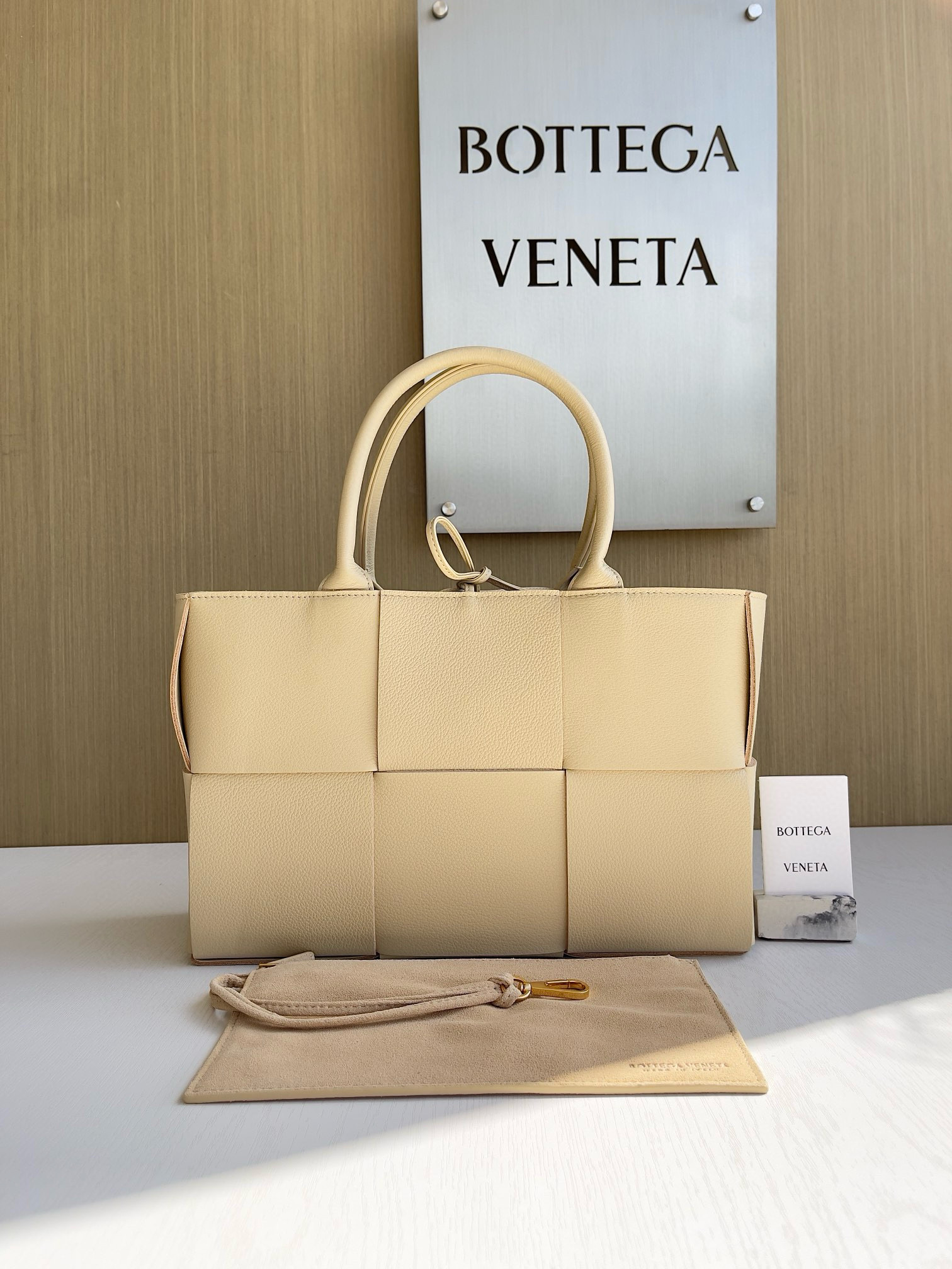 보테가베네타 아르코 스몰 토트백 아몬드