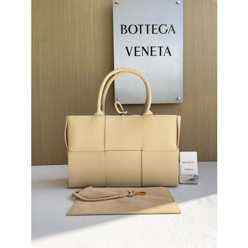 보테가베네타 아르코 스몰 토트백 아몬드