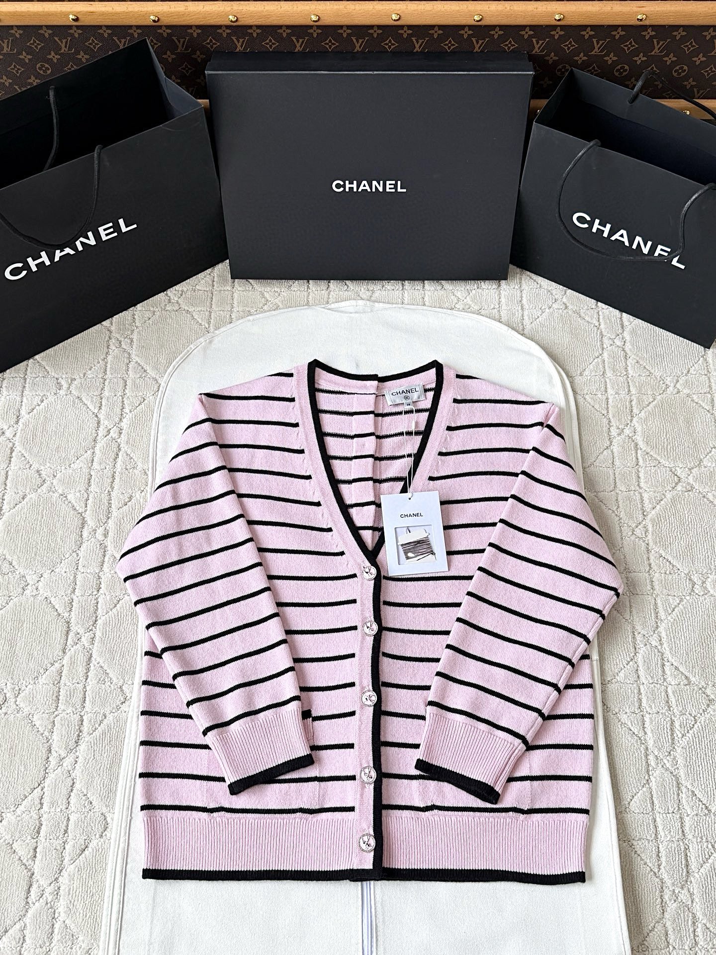 샤넬 25s 스트라이프 v넥 가디건