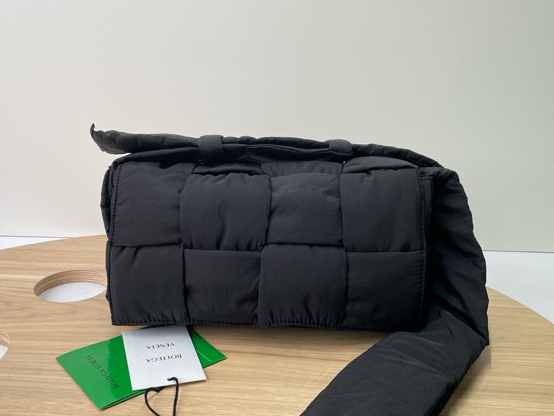 보테가베네타 패디드 테크 카세트 백