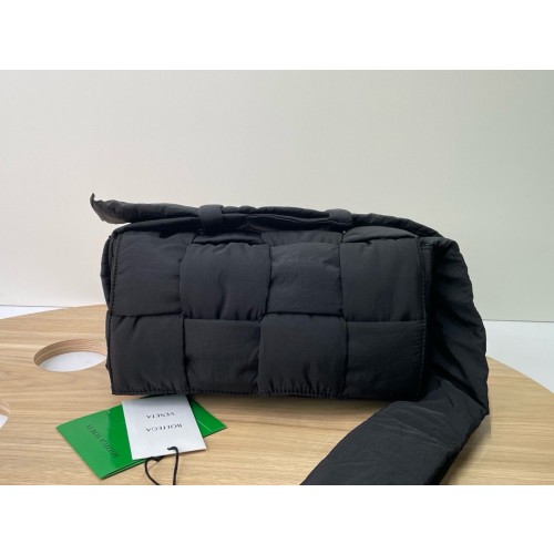 보테가베네타 패디드 테크 카세트 백