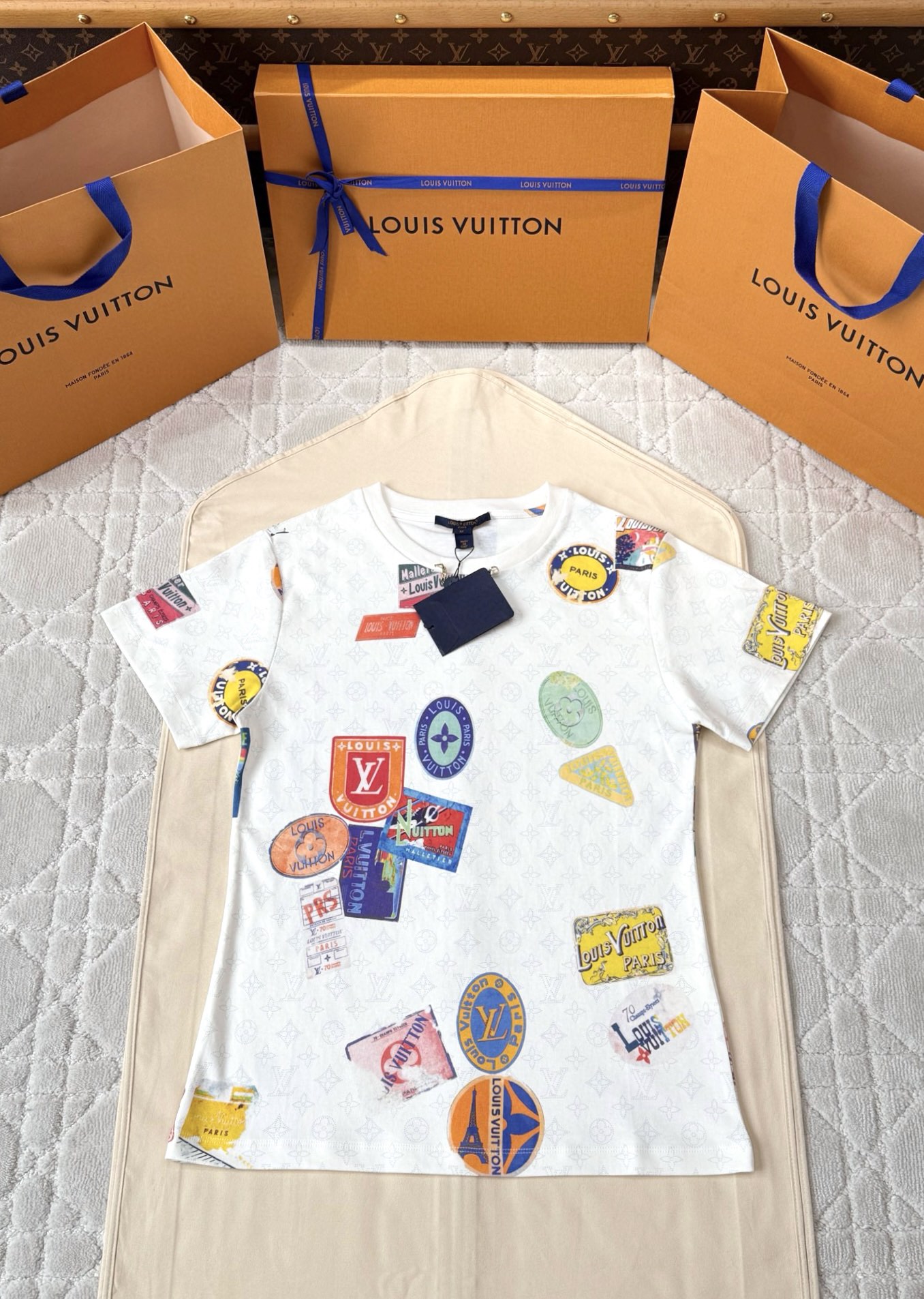 루이비통 25ss 레인보우 반팔티