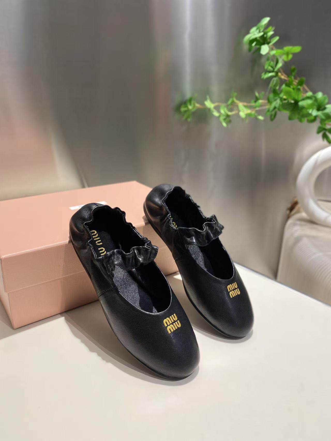 미우미우 루슈 나파 가죽 발레리나 블랙