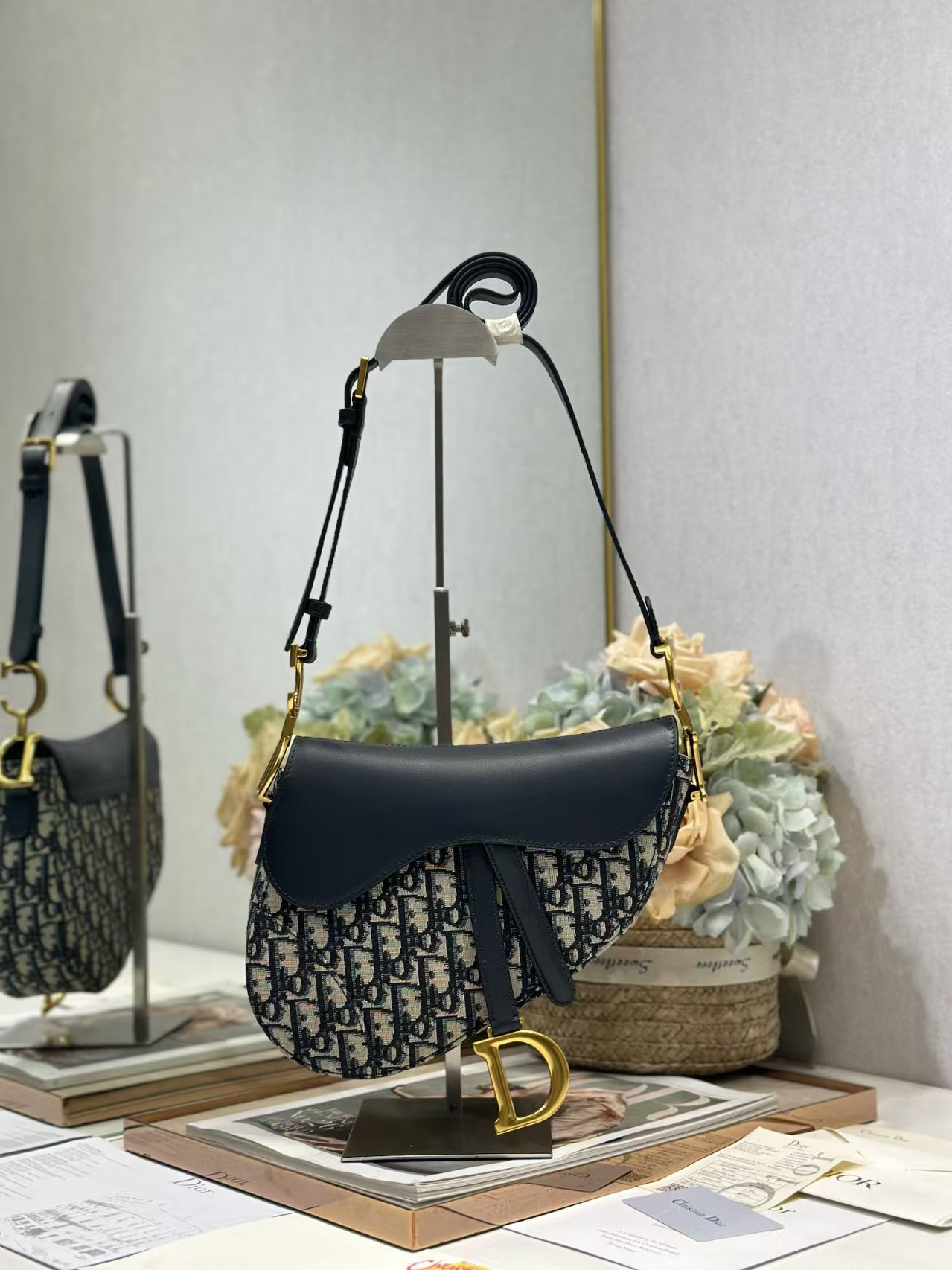 디올 새들 미디엄 스트랩 소프트백 블루