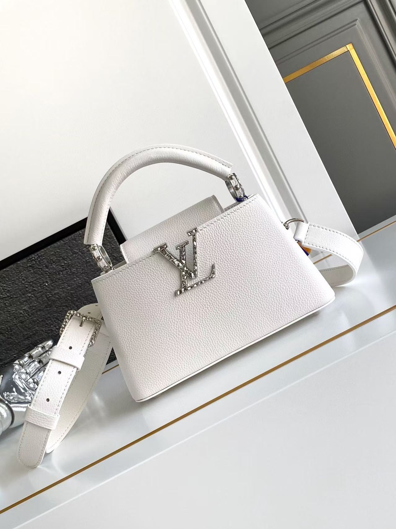 루이비통 카퓌신 이스트웨스트 미니