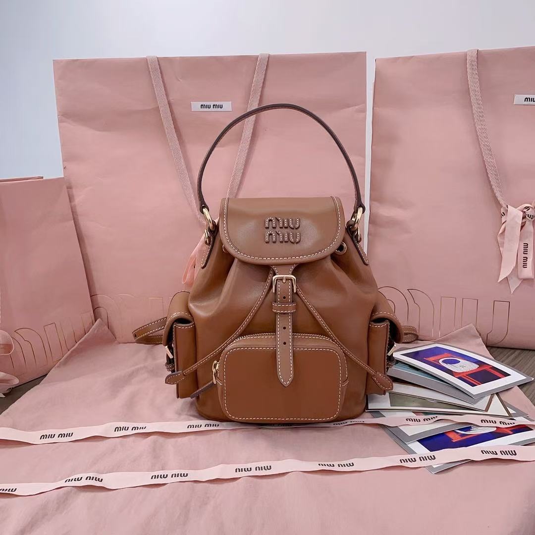 미우미우 가죽 백팩 꼬냑