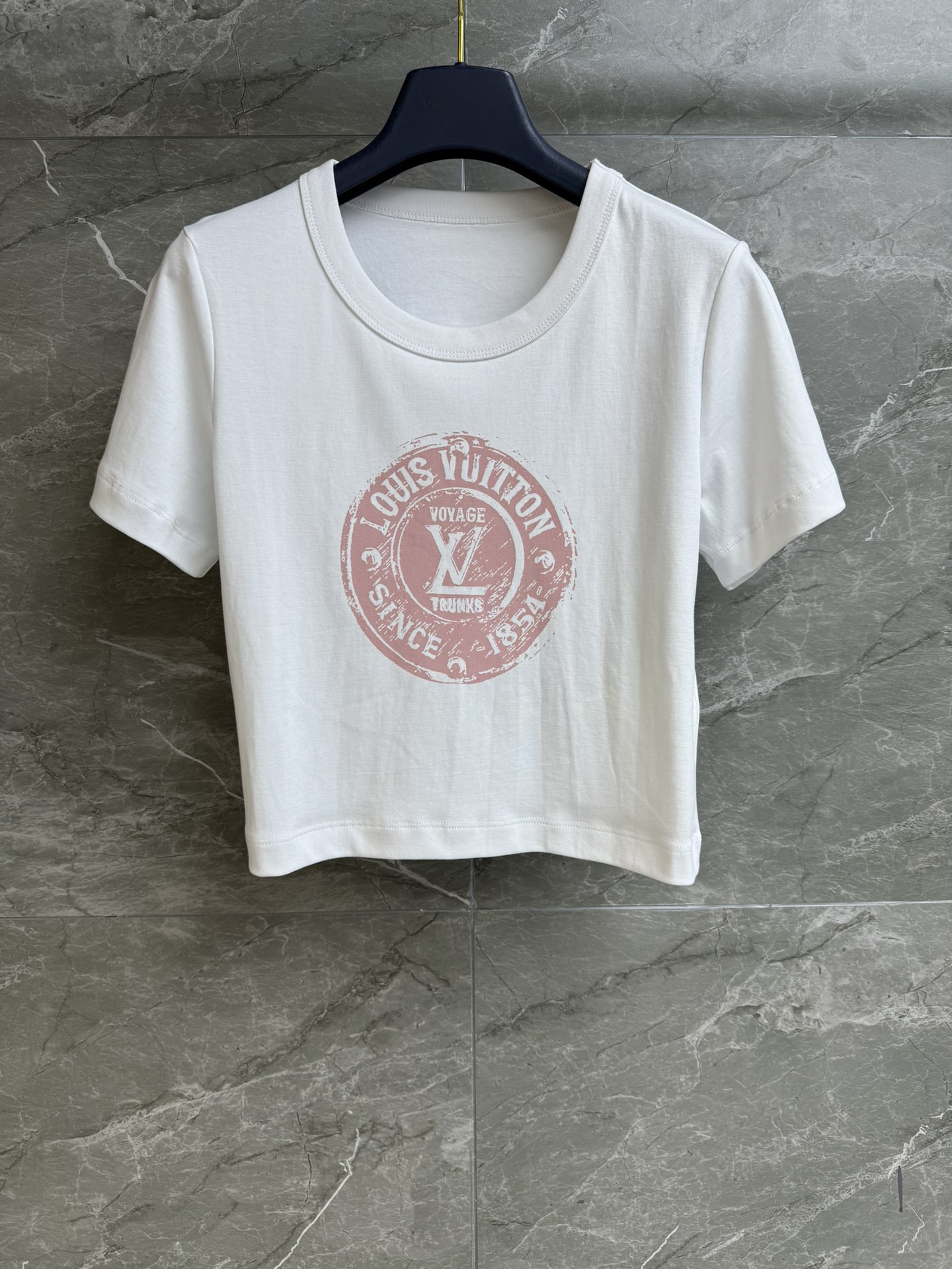 루이비통 로고 프린트 크롭탑 반팔티