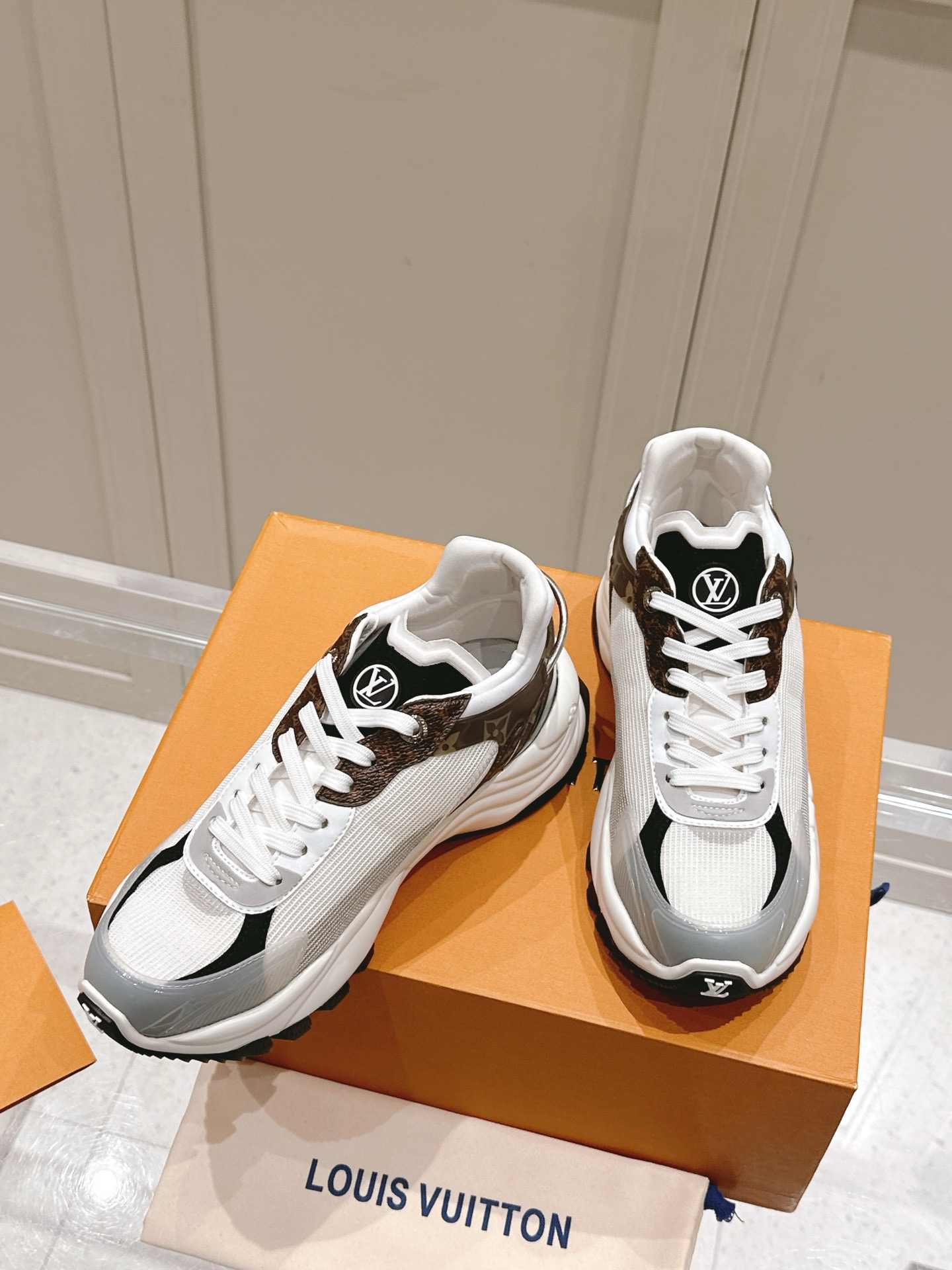 루이비통 런 55 스니커즈