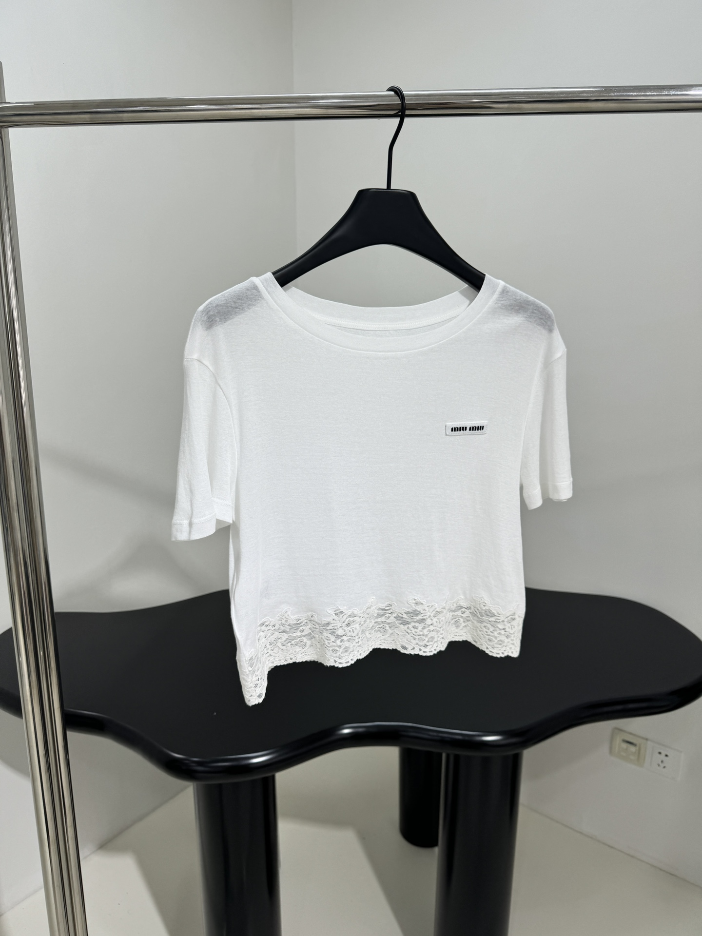 미우미우 25SS 로고 레이스 티셔츠