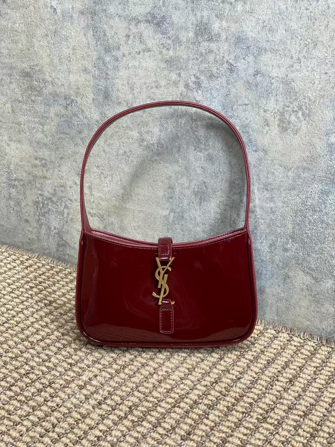 생로랑 파리 모노그램 르 5 A 7 미니 호보백 페이턴트 710318