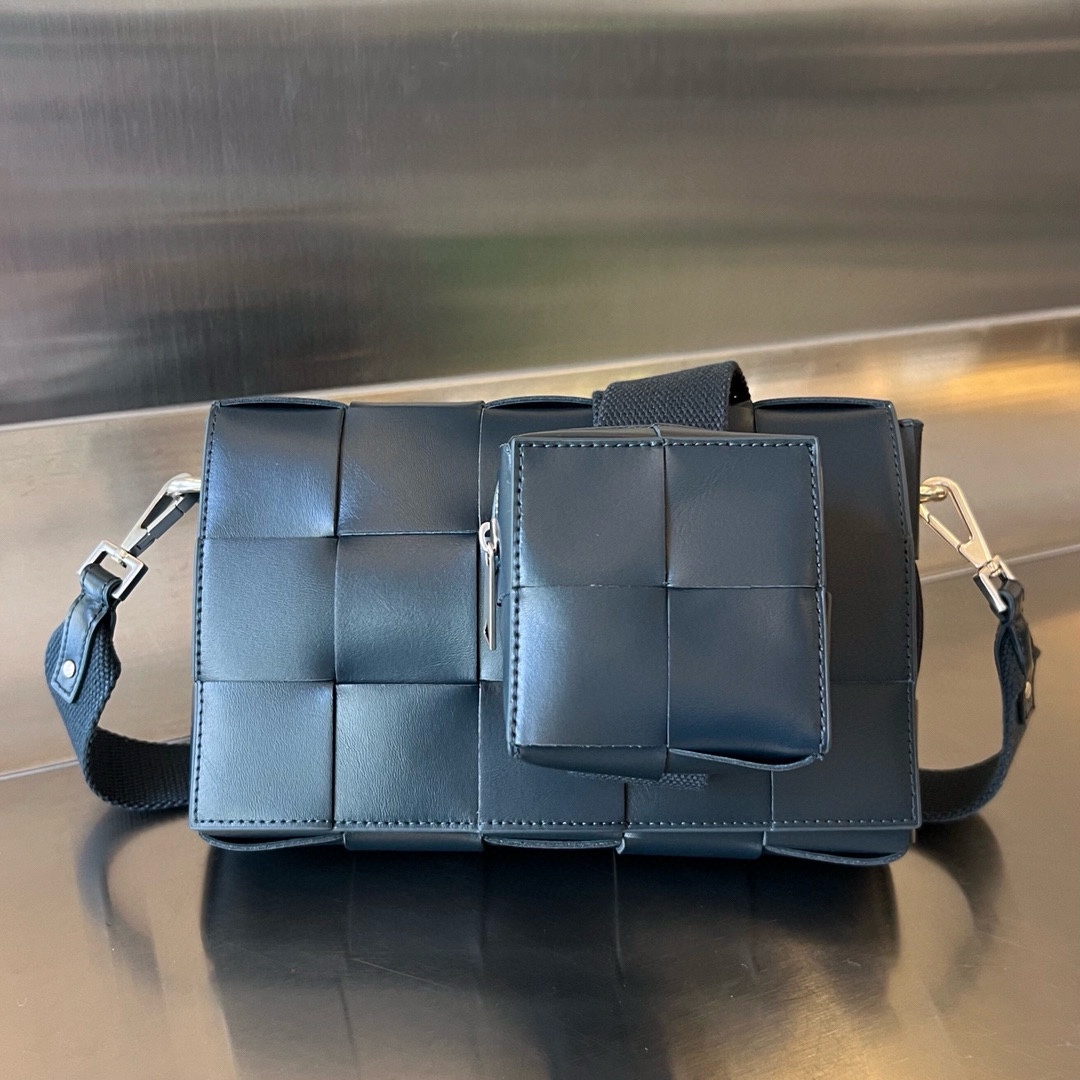 보테가베네타 스트랩 카세트백