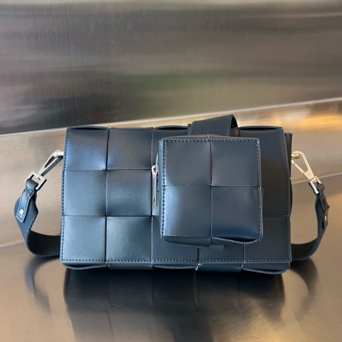 보테가베네타 스트랩 카세트백