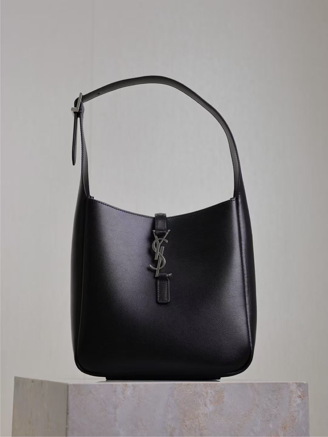 생로랑 LE 5 A 7 스무스레더 스몰 호보백 블랙 713938