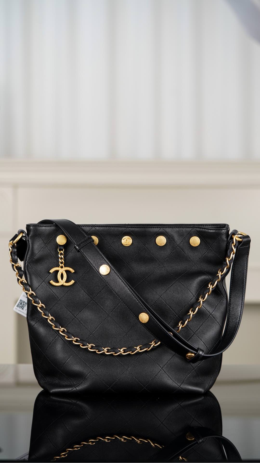 샤넬 25ss 호보백 라지 버킷백 체인 스터드 CC로고 램스킨 [정품급]