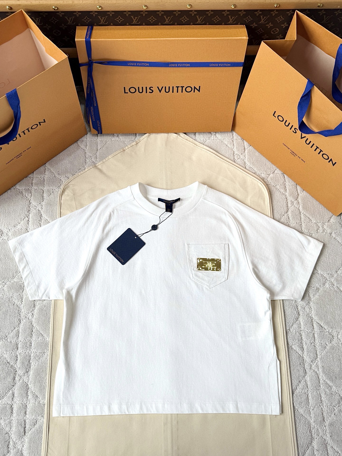 루이비통 25ss 크롭 티셔츠