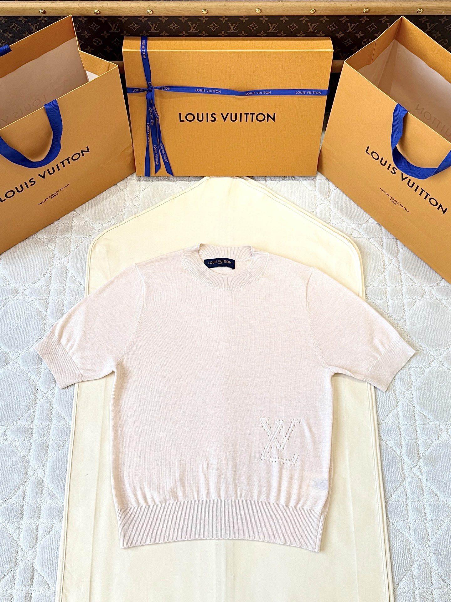 루이비통 로고 울 반팔티